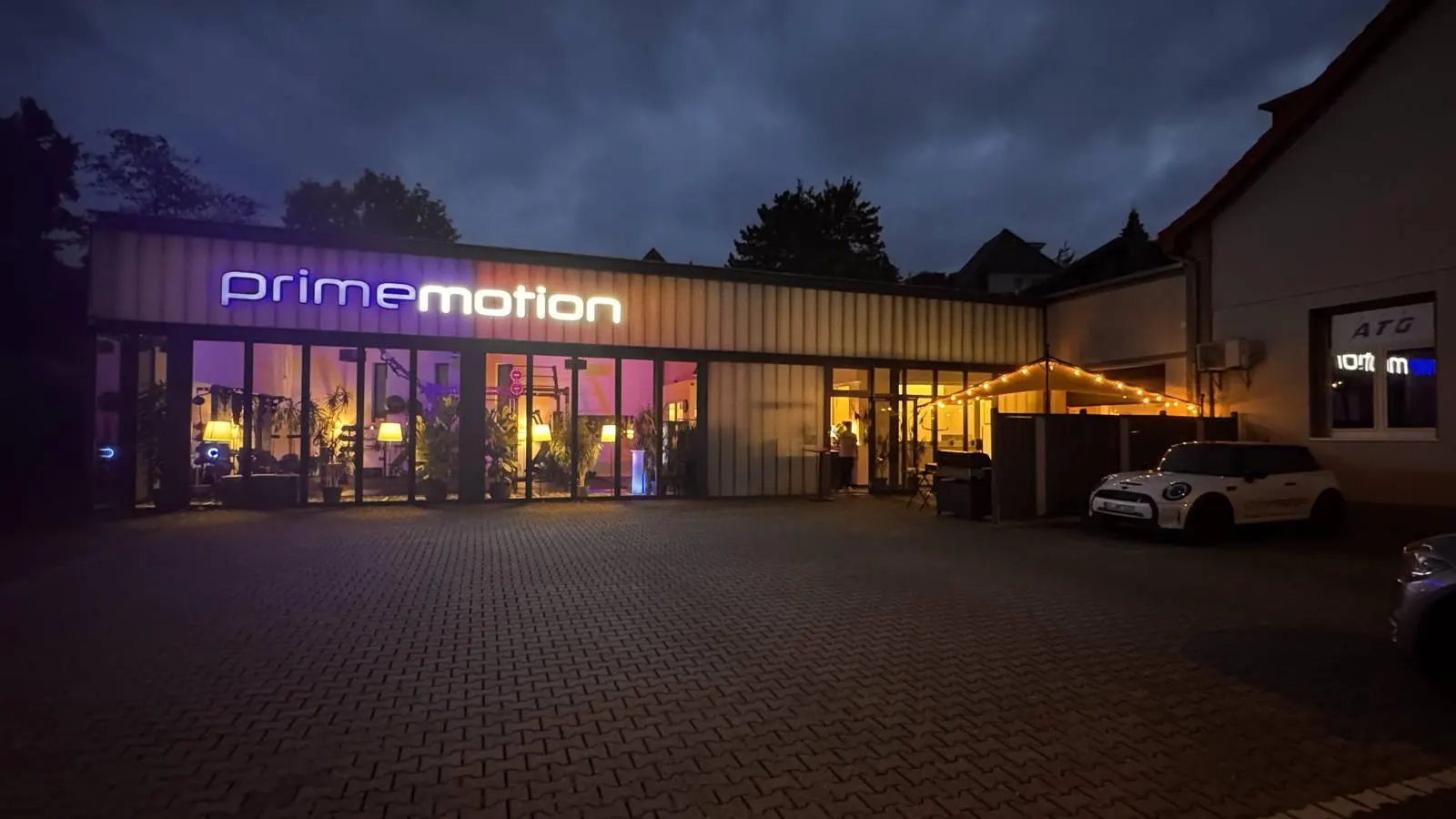 primemotion Studio bei Nacht